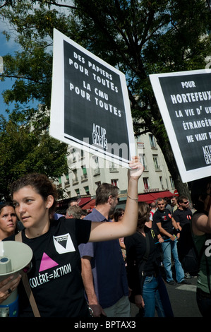 Parigi, Francia, la Lega dei diritti dell'uomo protesta contro la decisione del governo Sarkozy di espellere gli zingari stranieri, i Romas, dalla Francia, attivisti per l'AIDS con segni di protesta, Act UP Paris Solidarity, Act UP Aid Protestations Foto Stock