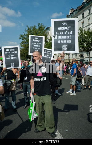 Parigi, Francia, folta folla, fronte, attivisti della Lega dei diritti dell'uomo per l'AIDS protesta contro la decisione del governo Sarkozy di espellere gli zingari stranieri, i romani dalla Francia, tenendo cartelli di protesta, uomo di strada omosessuale, poster ACT UP, ACT UP aiuta le proteste, le proteste sull'immigrazione Foto Stock