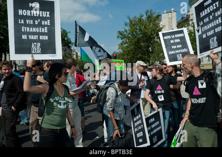 Parigi, Francia, folla di francesi, con la 'Lega dei diritti dell'uomo' (ONG) Rally contro la decisione del governo francese di espellere Zingari stranieri, Romas, dalla Francia, attivisti dell'AIDS che detengono manifestazioni di protesta attivista per strada, slogan di giustizia sociale, Act Up Parigi Foto Stock