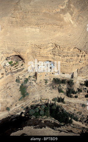 Jidean deserto, una veduta aerea di la greco-ortodossa di San Giorgio nel monastero di Wadi Qelt Foto Stock