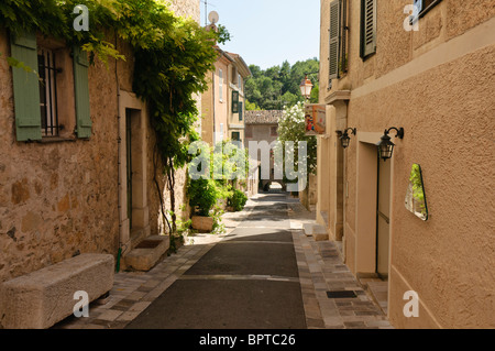 Strette stradine del villaggio francese di Valbonne, dipartimento delle Alpi marittime nella regione provenza alpi costa azzurra, francia Foto Stock