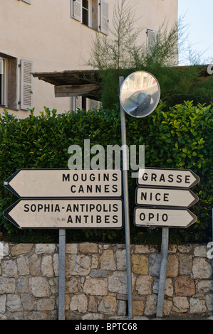 Streetsigns a Valbonne a Mougins, Cannes, Sophia-Antipolis, Antibes, Grasse, Nizza e Opio Foto Stock