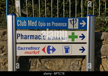 Via segni nel villaggio di Valbonne Foto Stock