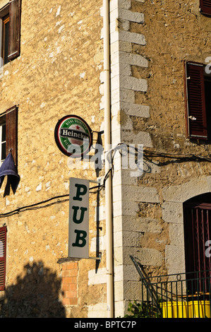 Pub nel villaggio francese di Valbonne. Foto Stock