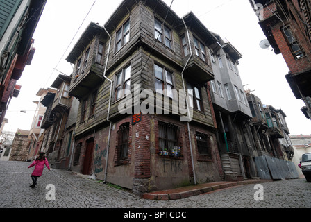 Istanbul. La Turchia. Fatiscenti epoca ottomana di edifici di legno nel distretto di Suleymaniye. Foto Stock