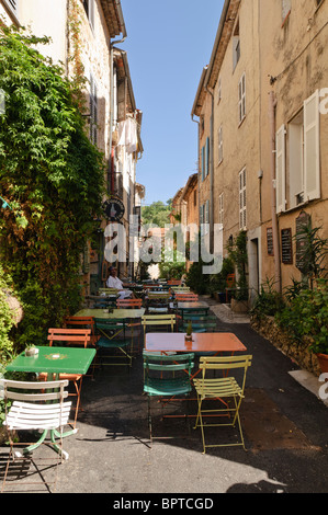 Strette stradine del villaggio francese di Valbonne, dipartimento delle Alpi marittime nella regione provenza alpi costa azzurra, francia Foto Stock