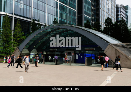 Ingresso con la metropolitana di Canary Wharf Tube Station, London, England, Regno Unito Foto Stock