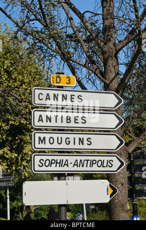 Indicazioni stradali per Cannes, Antibes, Mougins, Sophia-Antipolis nel villaggio di Valbonne, Francia Foto Stock