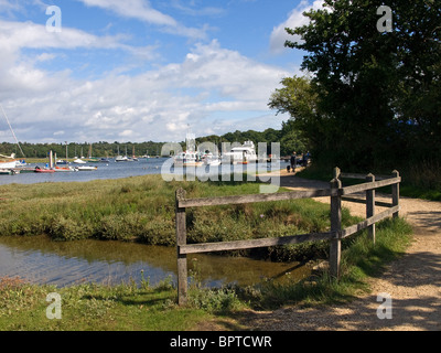 Il sentiero di Buckler il disco sul fiume Beaulieu Inghilterra Hampshire REGNO UNITO Foto Stock