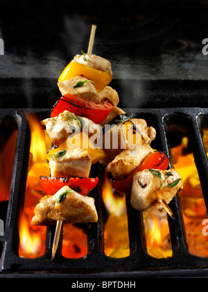 Spiedini di pollo cotti su fiamme aperte. Cibo foto, foto e immagini. Foto Stock