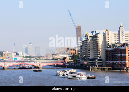 OXO Tower, Blackfriars Bridge e da Canary Wharf vista dal ponte Warterloo, London, England, Regno Unito Foto Stock
