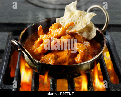 Gamberi curry Makhani essendo cotti su caldo carboni attivi. Il cibo indiano ricetta immagini, foto e immagini Foto Stock