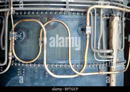 Un labirinto di linee idrauliche sul lato esterno di un razzo Foto Stock