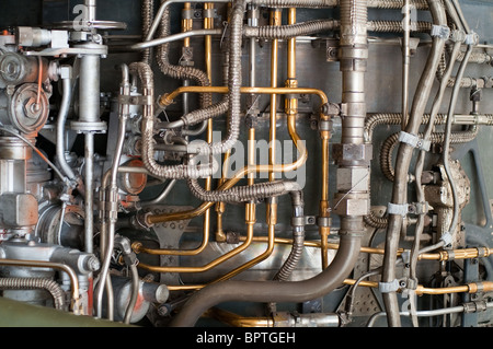 Un labirinto di linee idrauliche sul lato esterno di un razzo Foto Stock