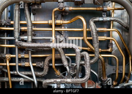 Un labirinto di linee idrauliche sul lato esterno di un razzo Foto Stock