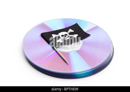 CD, DVD e la bandiera dei pirati, concetto di pirateria Foto Stock