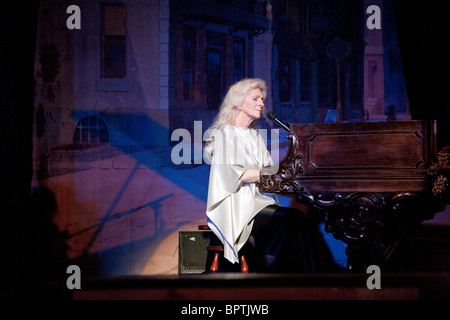 Judy Collins esegue nel Tabor Opera House (c1879) a Denver, Colorado. Foto Stock