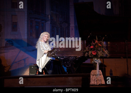 Judy Collins esegue nel Tabor Opera House (c1879) a Denver, Colorado. Foto Stock