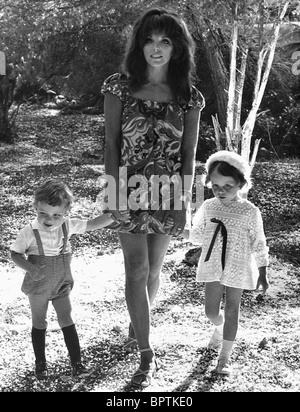 JOAN COLLINS ALEXANDER & TARA ATTRICE & bambini (1968) Foto Stock