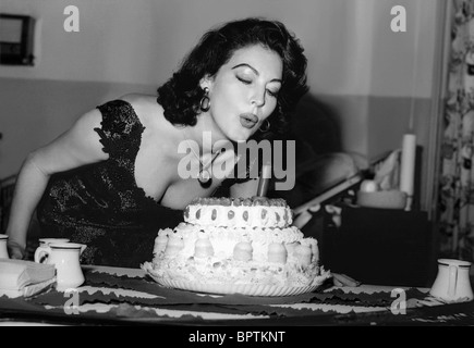 AVA GARDNER attrice su 32ND compleanno (1954) Foto Stock