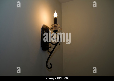 Lampada da parete a parete di notte Foto Stock