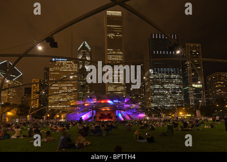 Pubblico e sullo skyline di Chicago Jazz Festival, Pritzker Pavilion e grande prato, il Millennium Park di Chicago, Illinois, Stati Uniti d'America Foto Stock
