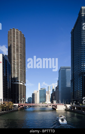 Vista dei grattacieli lungo Wacker Drive, Chicago River Foto Stock