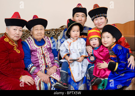 Grande dei Buriati (il mongolo) famiglia: grande nonna, nonna, figlio con la moglie e i loro bambini in costumi nazionali Foto Stock