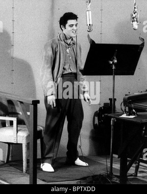 ELVIS PRESLEY IN STUDIO di cantante e attore (1957) Foto Stock