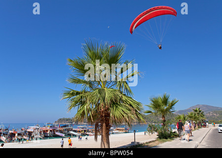 Parapendio in atterraggio a Ölüdeniz Bay nei pressi di Fethiye presso il bagno turco West Coast Foto Stock