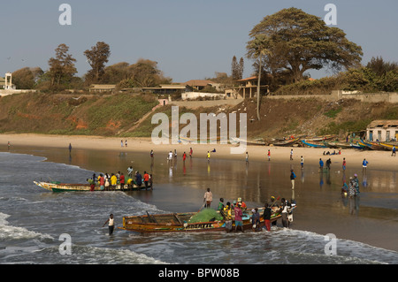 Spiaggia di pesca, Bakau, Gambia Foto Stock