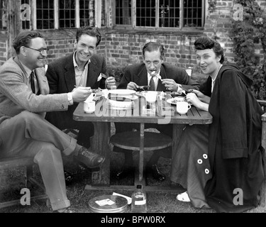 DAVID O. SELZNICK GRIFFITH JONES GUY MIDDLETON & Googie Withers attore e attrice (1947) Foto Stock