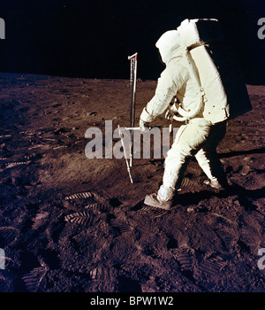 BUZZ Edwin Aldrin con CORE SAMPLER APOLLO 11 astronauta (1969) Foto Stock