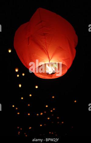 Carta lanterna sky lancio con gli altri in background Foto Stock