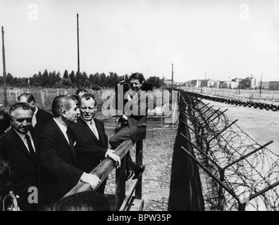 ERICH MENDE EDUARDO FREI MONTALVA WILLY BRANDT CHANCELOR TEDESCO & 01 maggio 1965 BERLIN Foto Stock