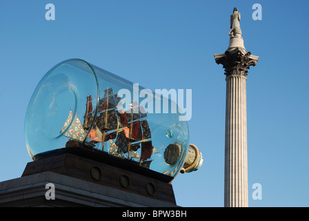 Nelson della nave in una bottiglia, da Yinka Shonibare, sul quarto plinto di Trafalgar Square a Londra, Inghilterra. Foto Stock