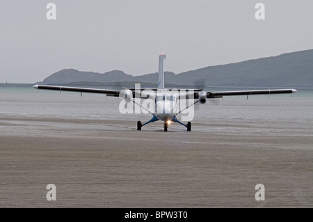 Flybe volo da Glasgow a barra sul Traigh Mhòr sands isola pista di atterraggio per aerei. Barra, Ebridi Esterne. La Scozia. SCO 6515 Foto Stock