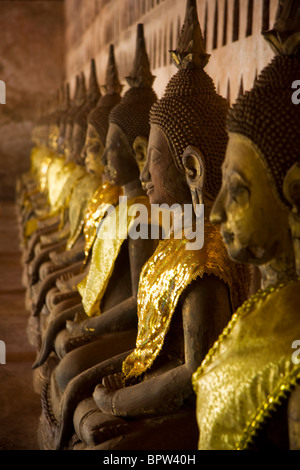 Una fila di seduto statue di Buddha in Wat Si Saket, Vientiane, Laos. Indocina. Sud-est asiatico. Foto Stock