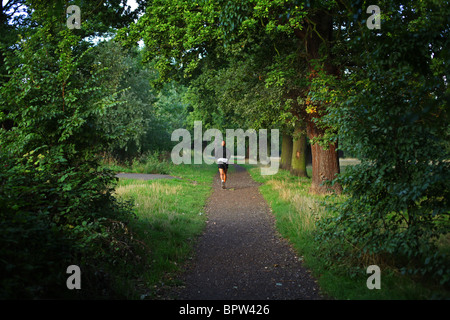 Una mattina presto runner su Tooting Bec Common, Londra Foto Stock