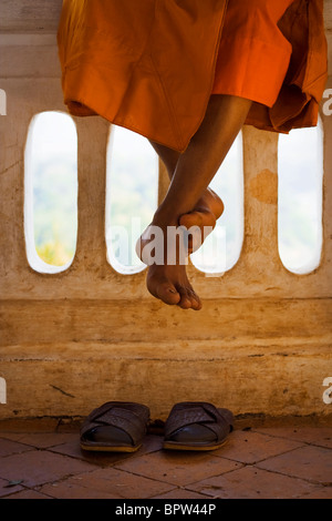 Dettaglio di un monaco seduto su una parete a Mount Phu Si nel centro della città vecchia di Luang Prabang, Laos. Indocina. Sud-est asiatico. Foto Stock