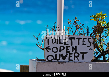 Segno indicante che i bagni di mare aperto sono in francese e in inglese: "Toilettes aprire ouvert" Foto Stock