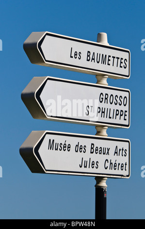 I cartelli stradali in Nizza per 'Les Baumettes', 'Grosso St Philippe' e 'Musée des Beaux Arts Jules Chéret' Foto Stock