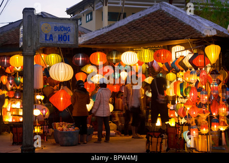 Lanterna shop in Hoi An, Vietnam centrale. Indocina. Sud-est asiatico. Gennaio 2010. Foto Stock