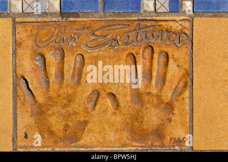 Clay handprint di attore/regista Clint Eastwood al di fuori del Palais des Festivals et des Congrès di Cannes Foto Stock