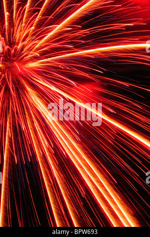 Giallo palla da tennis sul banco da campo da tennis Foto Stock