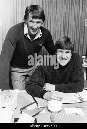 Wolverhampton Wanderers assistant manager Richie Barker con la nuova firma di Emlyn Hughes 30/7/79 Foto Stock