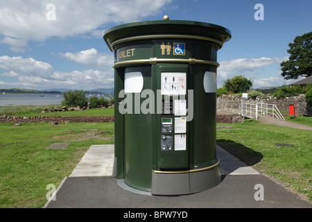 bagni pubblici moderni a Fairlie sulla strada costiera Ayrshire accanto al Firth of Clyde sulla costa occidentale della Scozia, Regno Unito Foto Stock