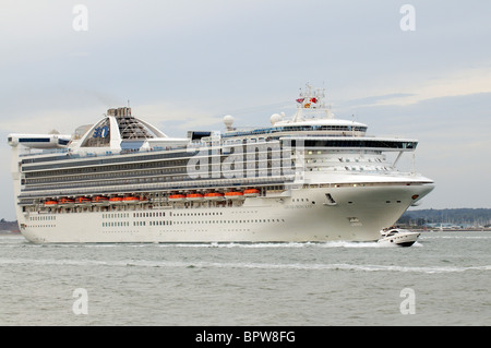 Grand Princess Cruise liner in corso sull'acqua di Southampton in Inghilterra meridionale UK visto da Calshot Spit Hampshire Foto Stock