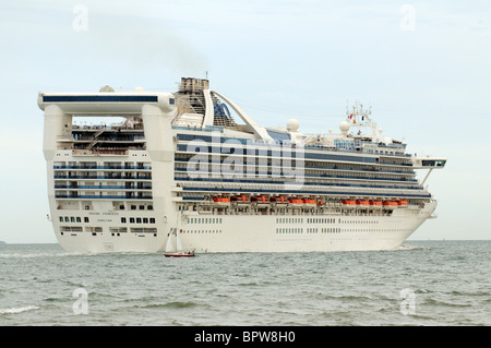 Grand Princess Cruise liner in corso sull'acqua di Southampton in Inghilterra meridionale UK visto da Calshot Spit Hampshire Foto Stock