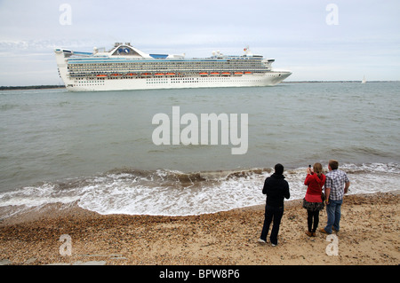 Grand Princess Cruise liner in corso sul Solent in Inghilterra meridionale UK visto da Calshot Spit Hampshire Foto Stock